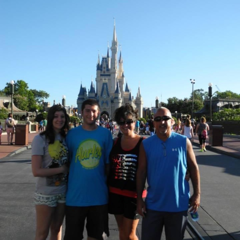 DISNEY MERCHANDISE - Picture 3 of 11